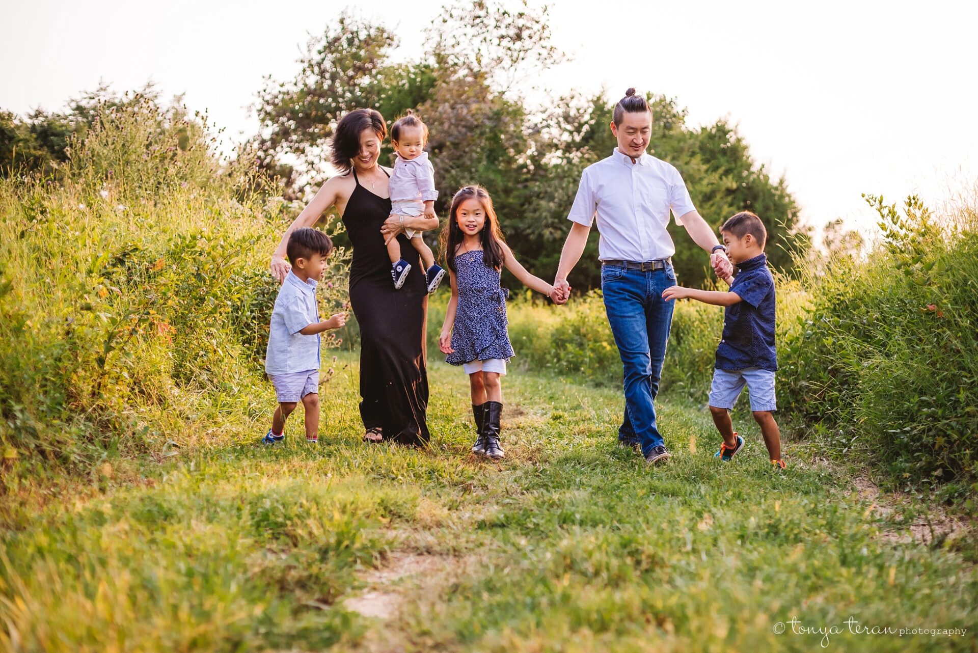 outdoor-family-photography-golden-hour-with-little-kids-md-lifestyle-photographer